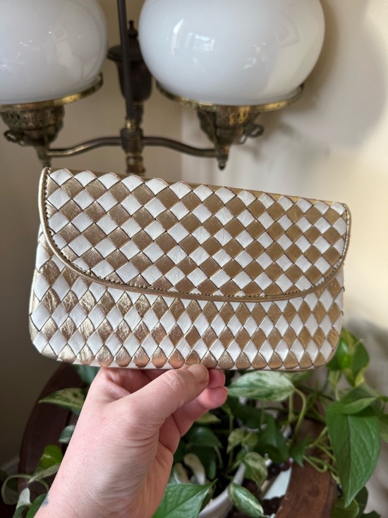 Vintage Handbags - 1960s Woven Metallic Gold & Cream Clutch
